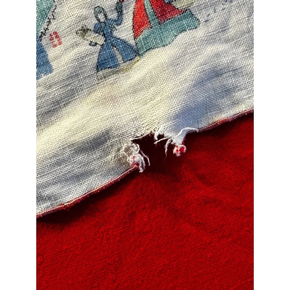 Vintage Mid Century Christmas Village Table Runner Oval Scalloped Edge 46x19